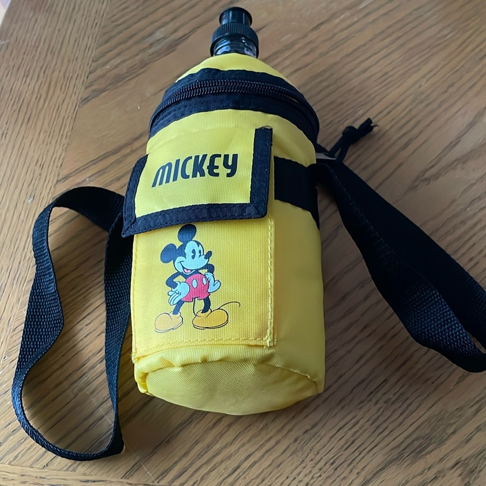 DISNEY MICKEY MOUSE 32 OZ PLASTIC SPORTS BOTTLE WITH INSULATED CARRIER NWT